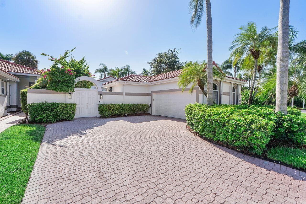 1081 BEL AIRE Drive E, Pembroke Pines FL 33027 photo 2