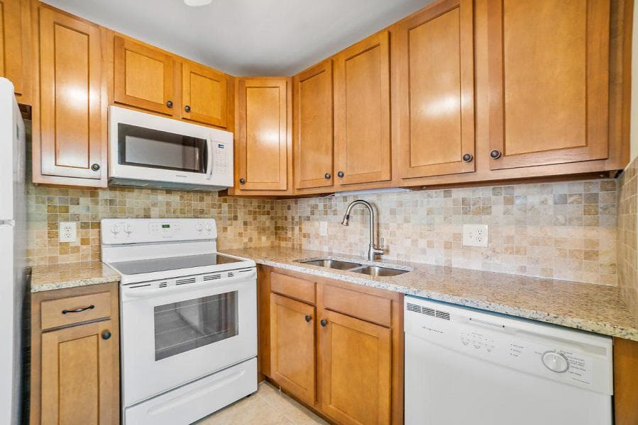 400 VILLAGE GREEN Circle W # 102, Palm Springs FL 33461 photo 2