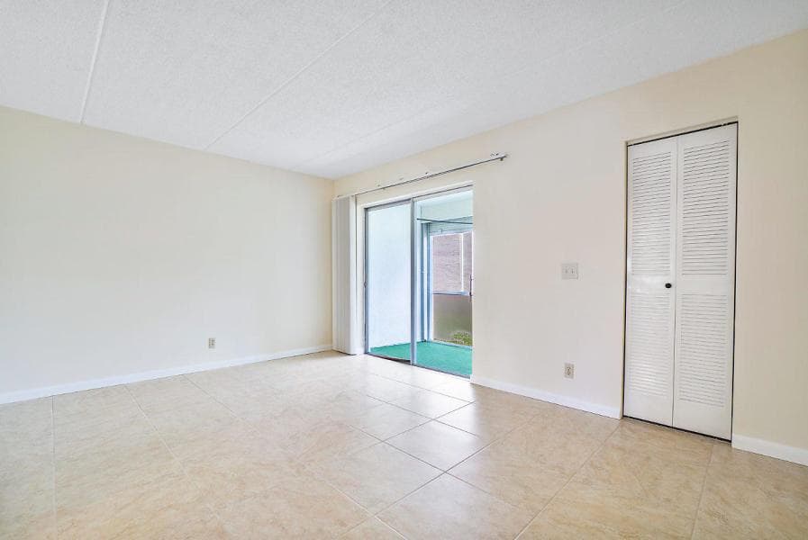 400 VILLAGE GREEN Circle W # 102, Palm Springs FL 33461 photo 4