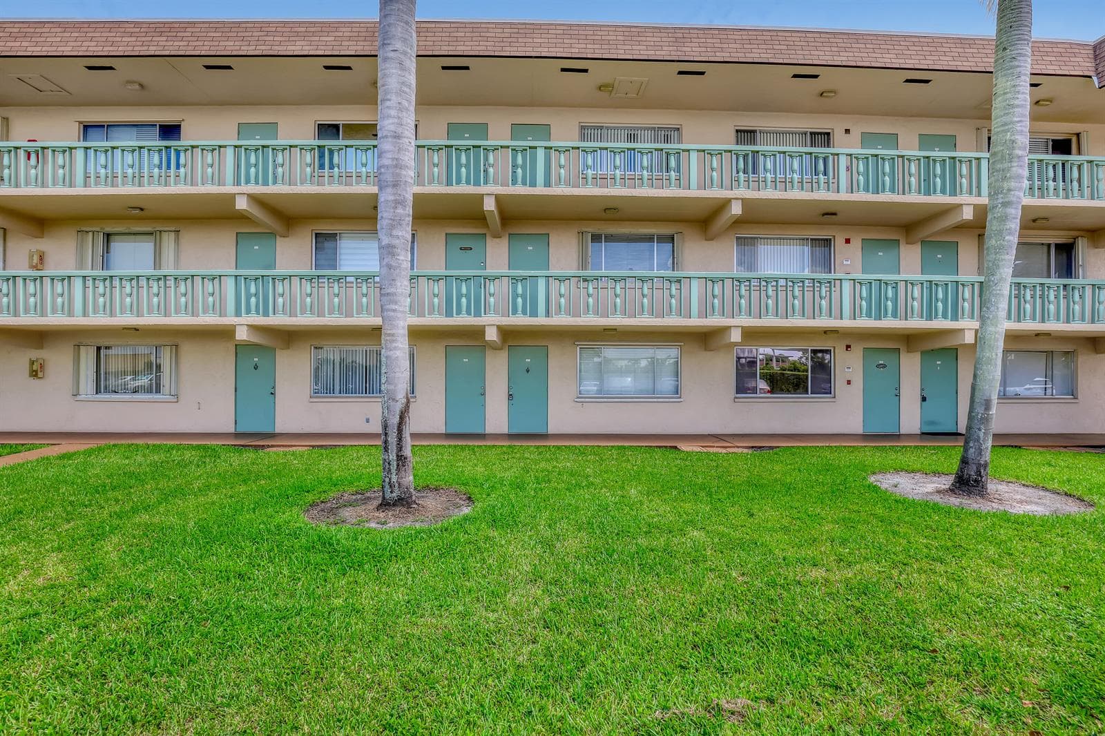 400 VILLAGE GREEN Circle W # 117, Palm Springs FL 33461 photo 2