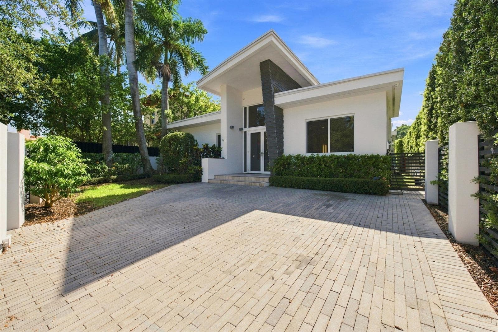 121 S GORDON Road, Fort Lauderdale FL 33301