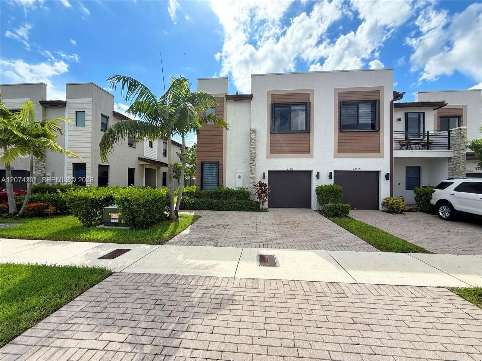 20610 NE 2nd Ct, Miami FL 33179 photo 2