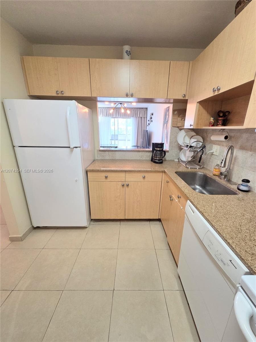 981 Hillcrest Ct # 115, Hollywood FL 33021 photo 2