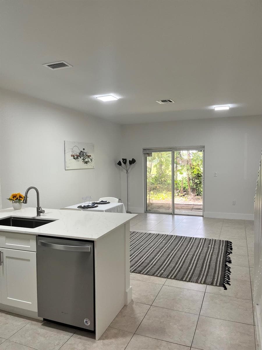 4414 WOODLAND Circle, Tamarac FL 33319 photo 4