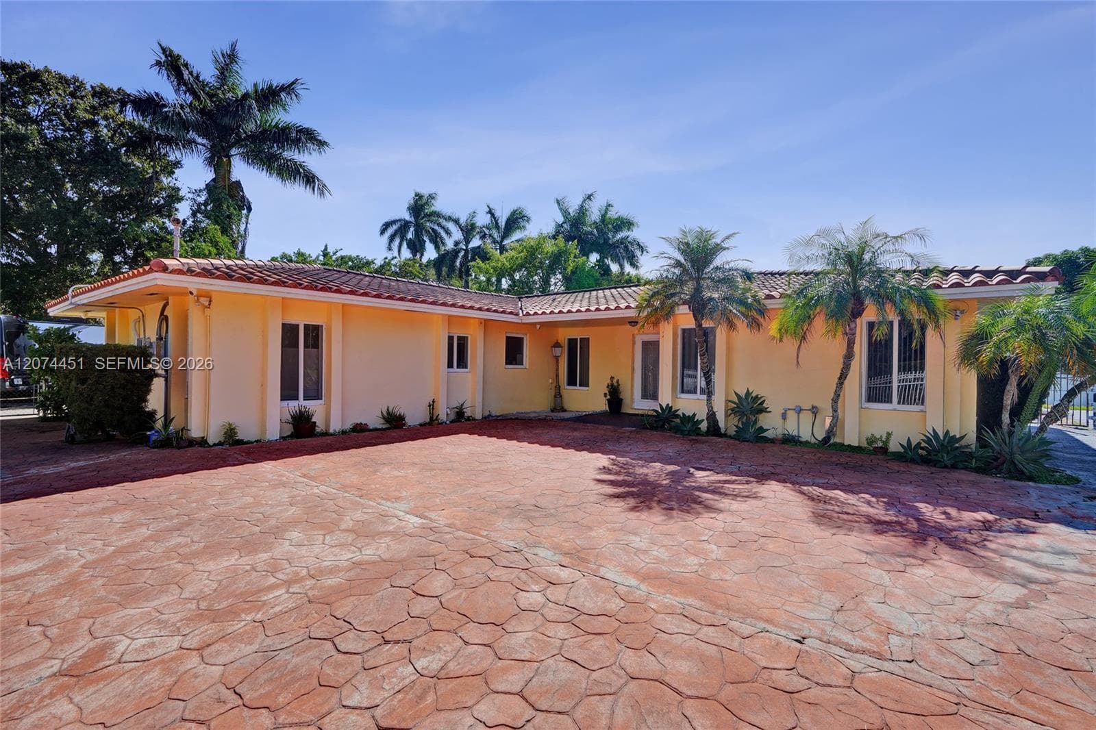 2 NE 160th St, Miami FL 33162