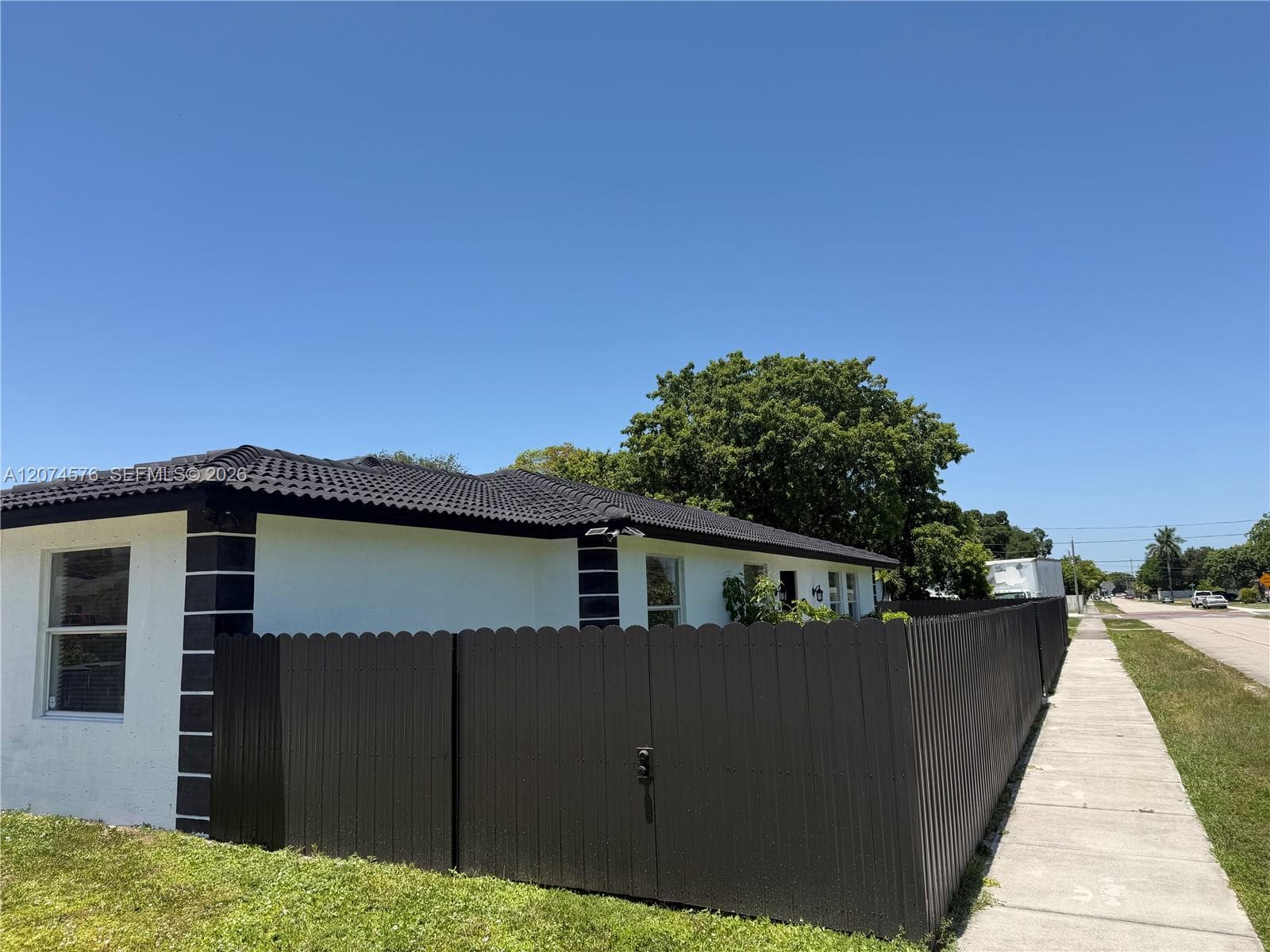 5201 SW 22nd St, West Park FL 33023 photo 2