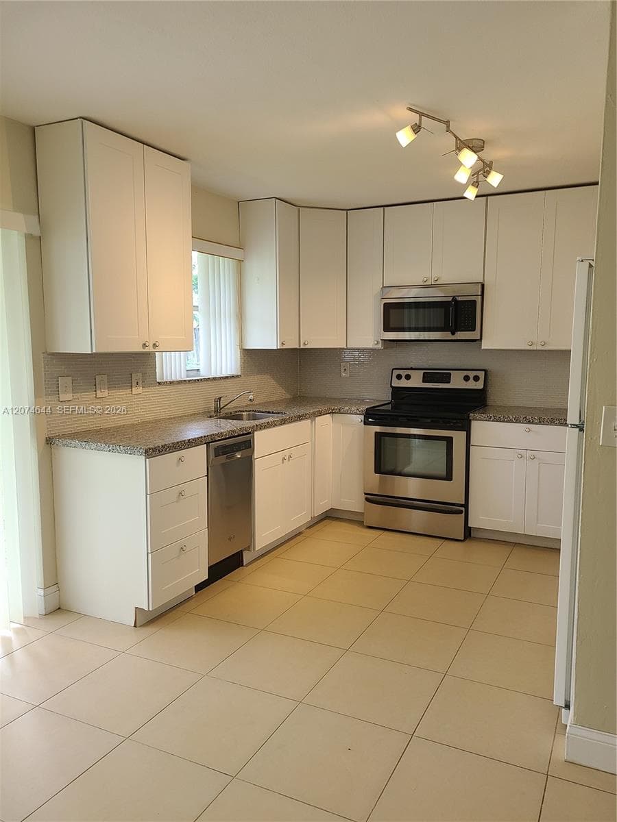 6580 Grant St, Hollywood FL 33024 photo 2
