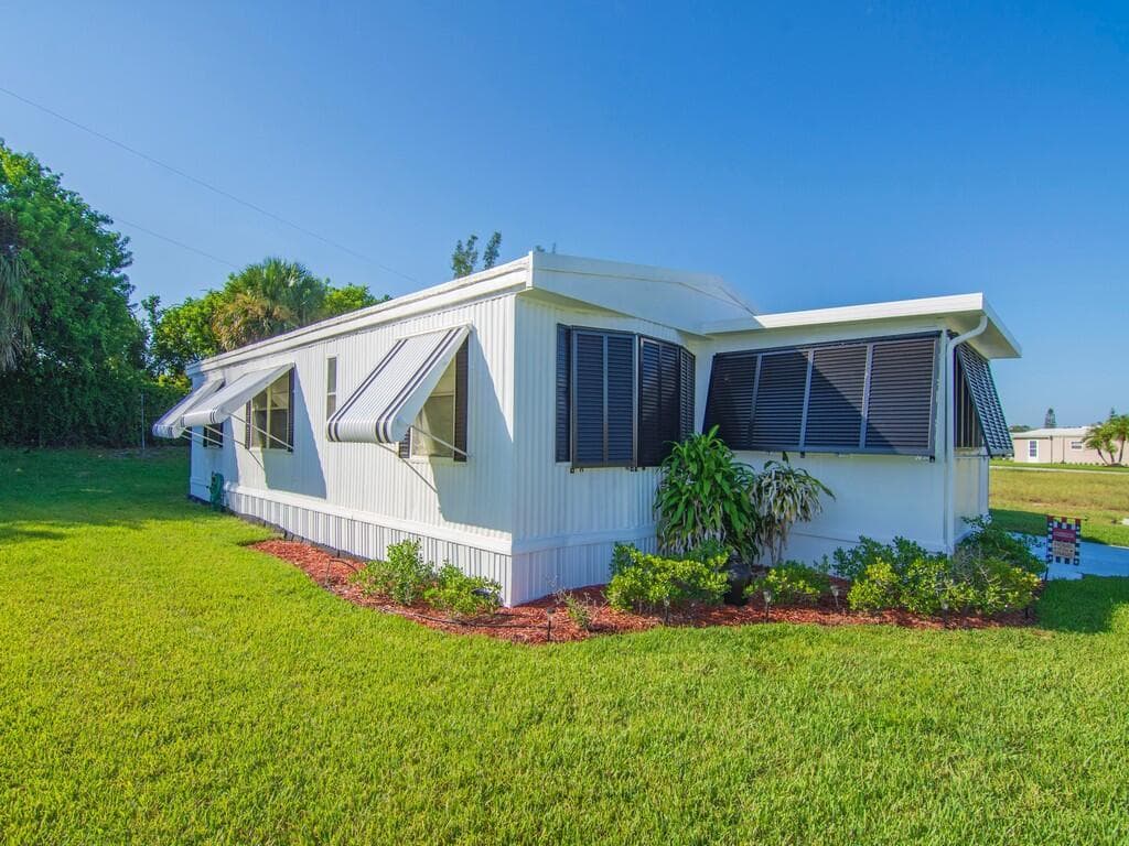 385 NE Jade Circle, Jensen Beach FL 34957 photo 2