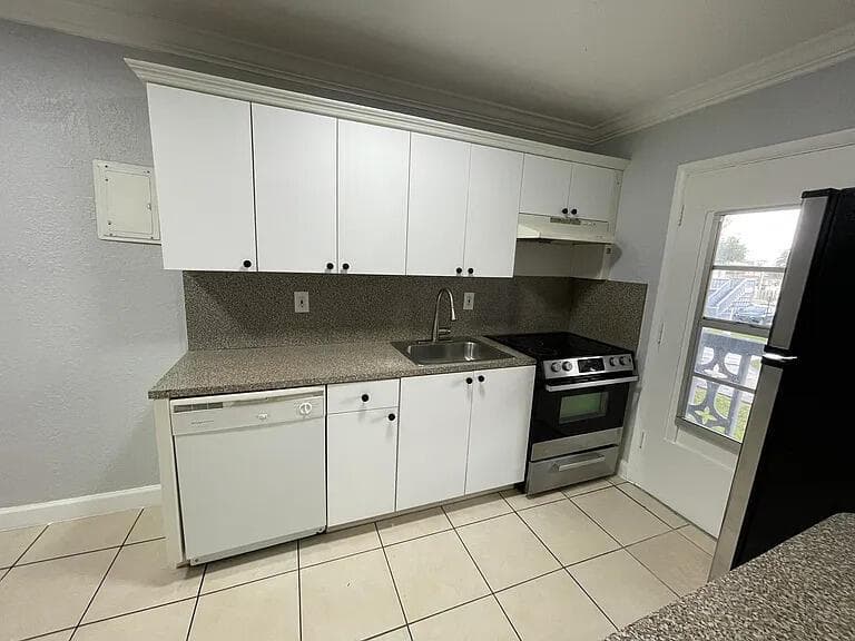 890 NW 45 Avenue # 32, Miami FL 33126 photo 2