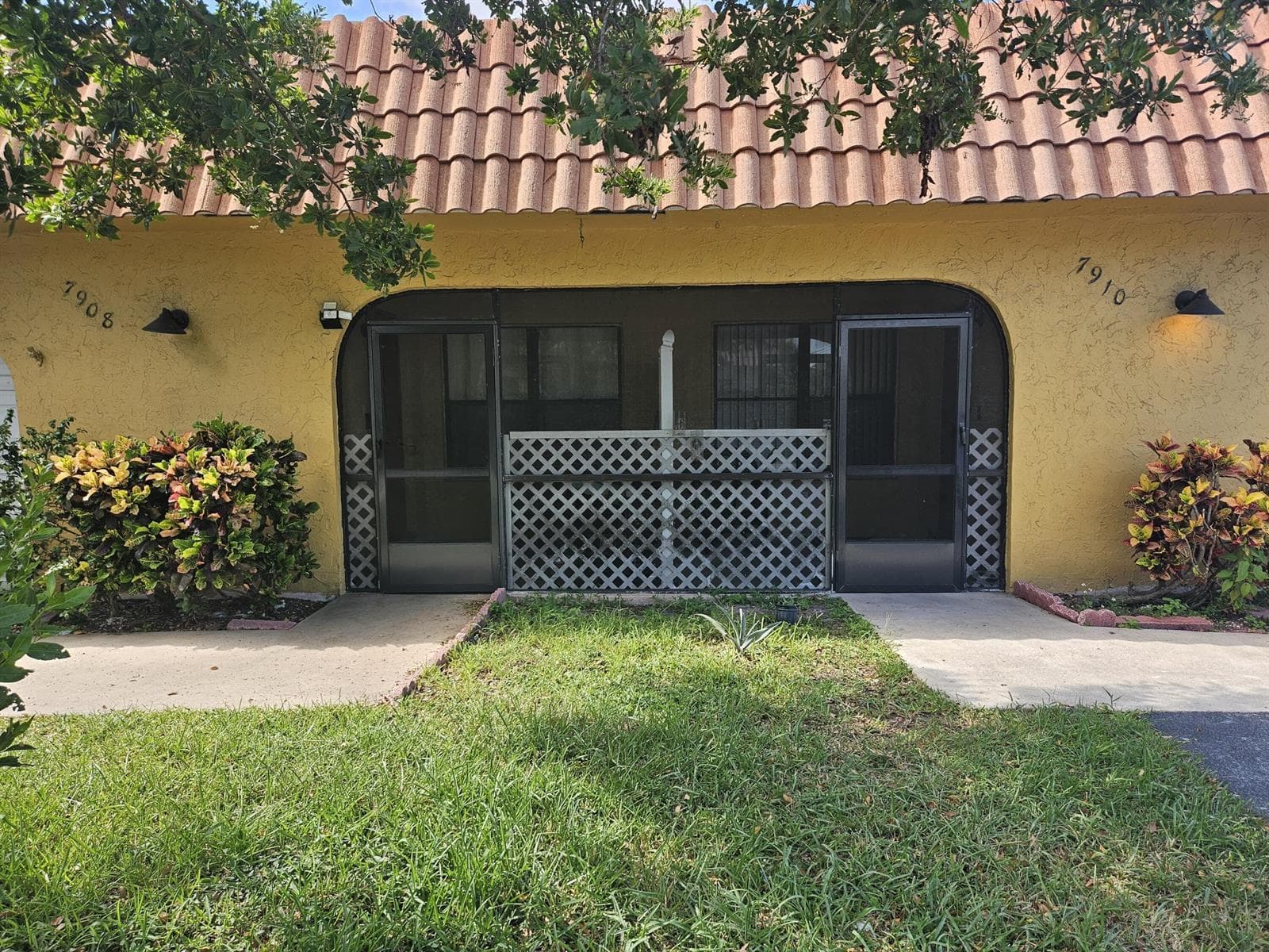7910 NW 70th Court, Tamarac FL 33321 photo 2