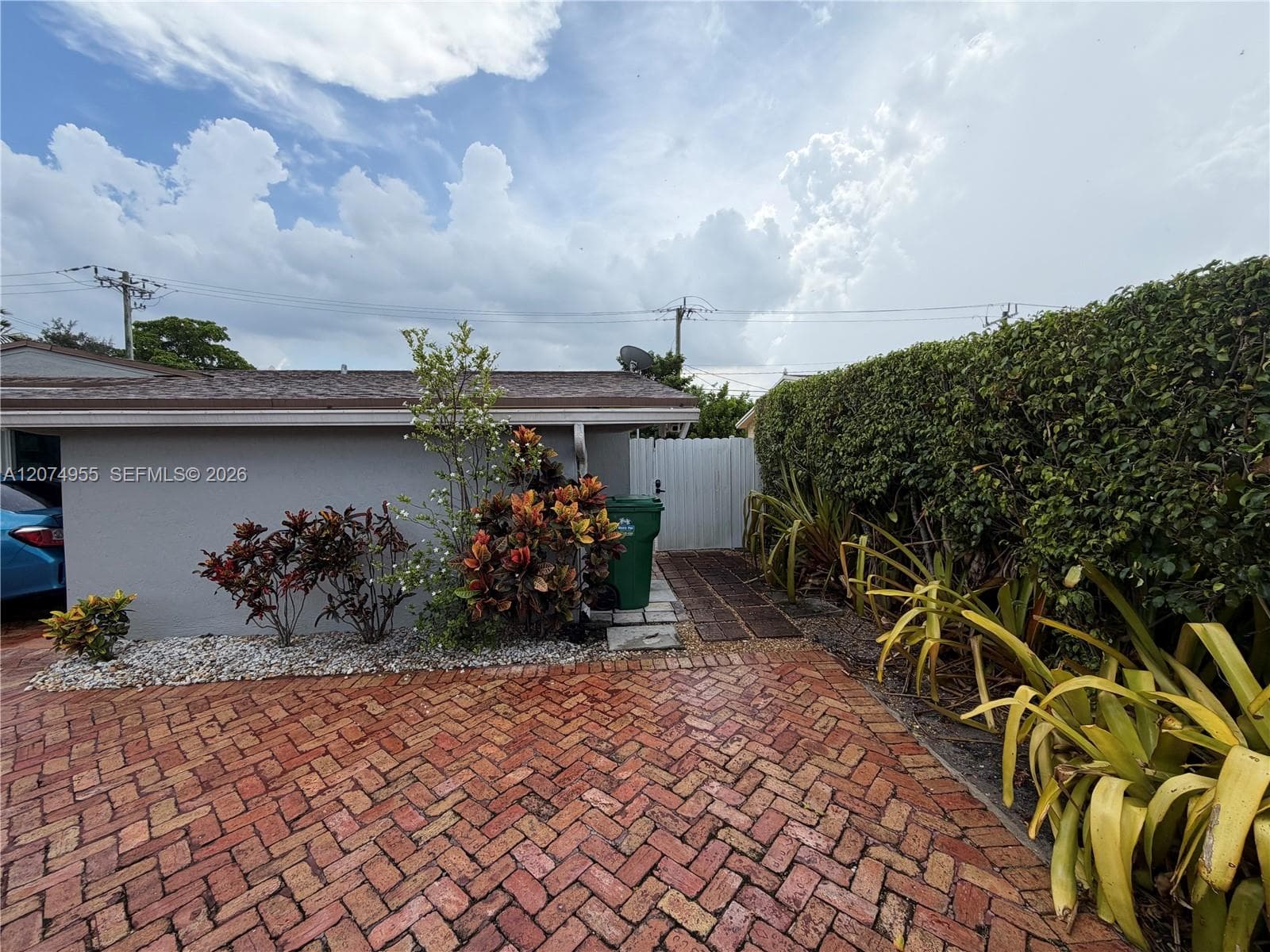 6830 SW 8th St, Pembroke Pines FL 33023