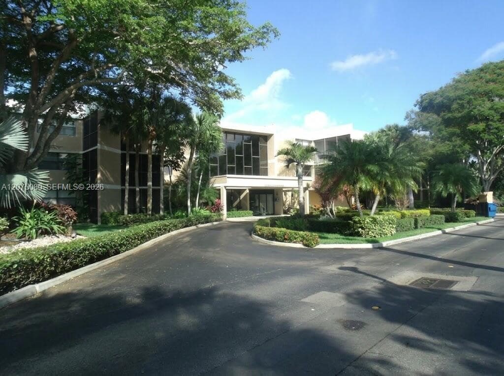 16500 Golf Club Rd # 104, Weston FL 33326