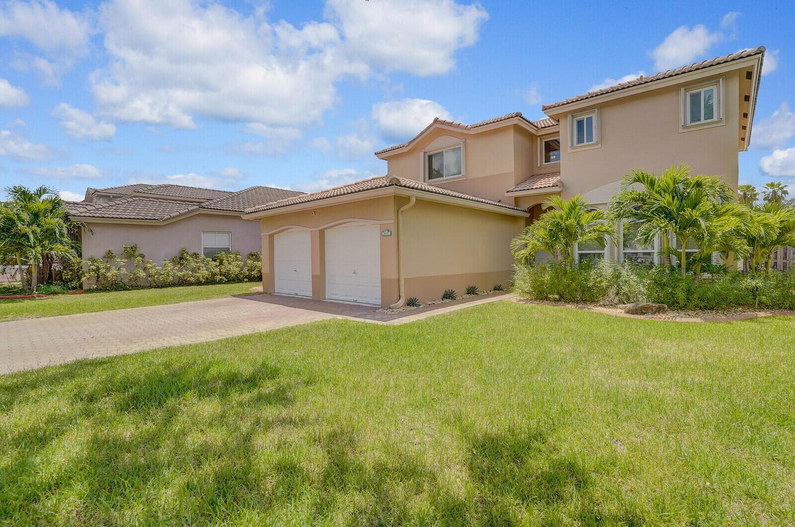 317 E Garden Cove Circle, Davie FL 33325