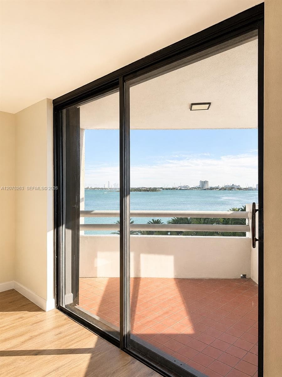 555 NE 30th St # 603, Miami FL 33137 photo 2