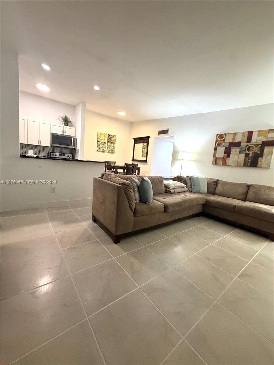 761 NE 199th St # 202, Miami, FL 33179 photo 2