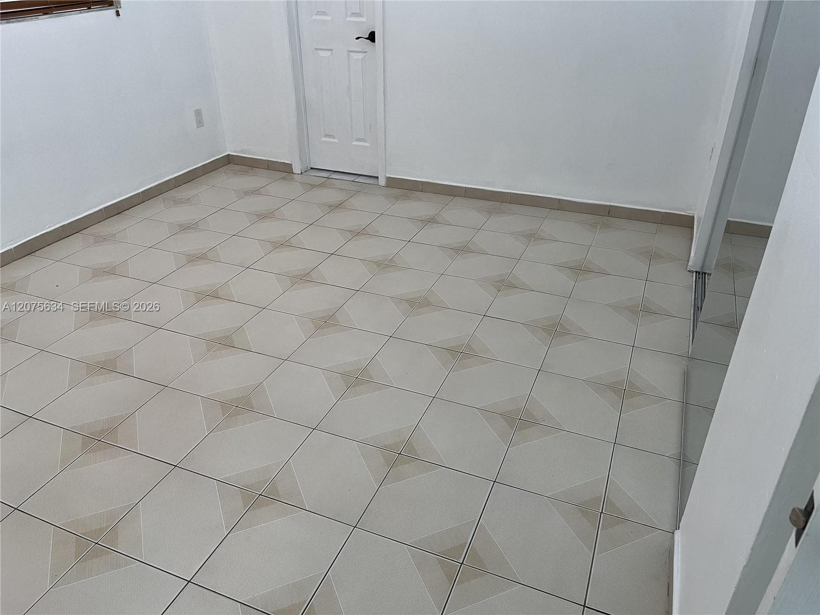 18105 NW 81st Ct, Hialeah FL 33015 photo 4