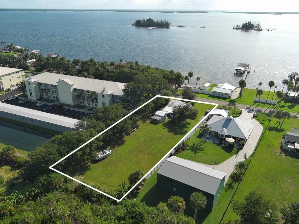 13485 N INDIAN RIVER Drive, Sebastian FL 32958 photo 4