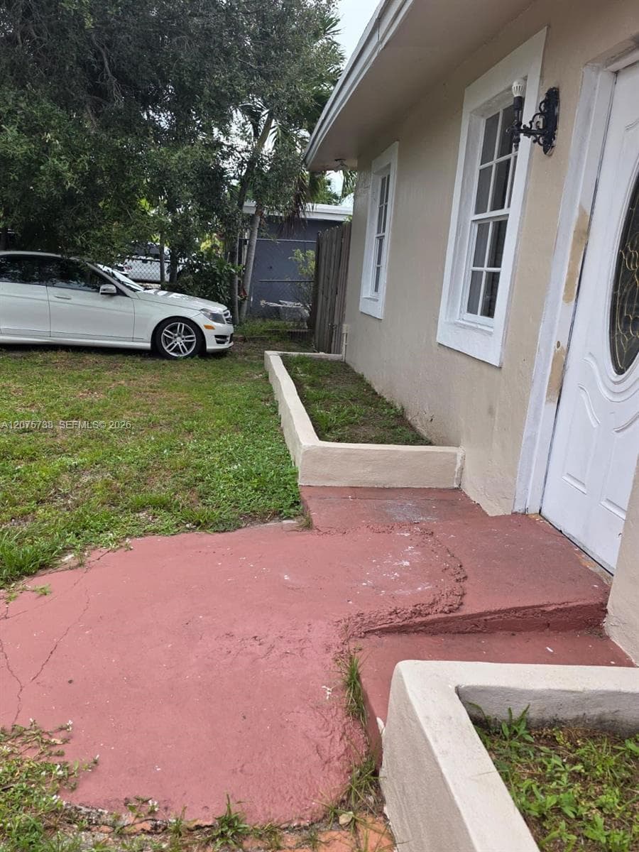 4570 SW 39th St, West Park FL 33023 photo 2