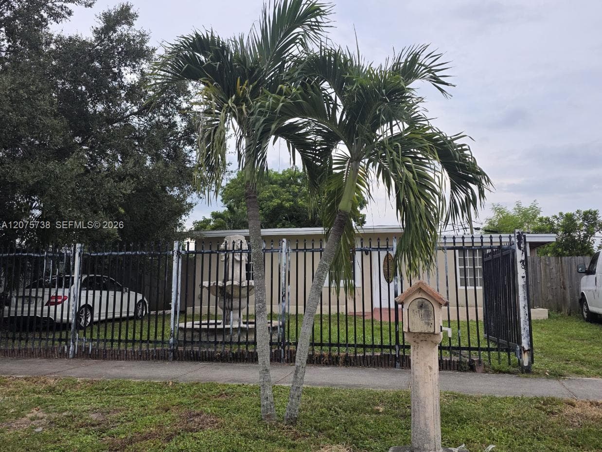 4570 SW 39th St, West Park FL 33023