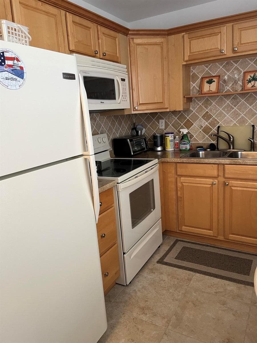571 Flanders # L, Delray Beach FL 33484 photo 2