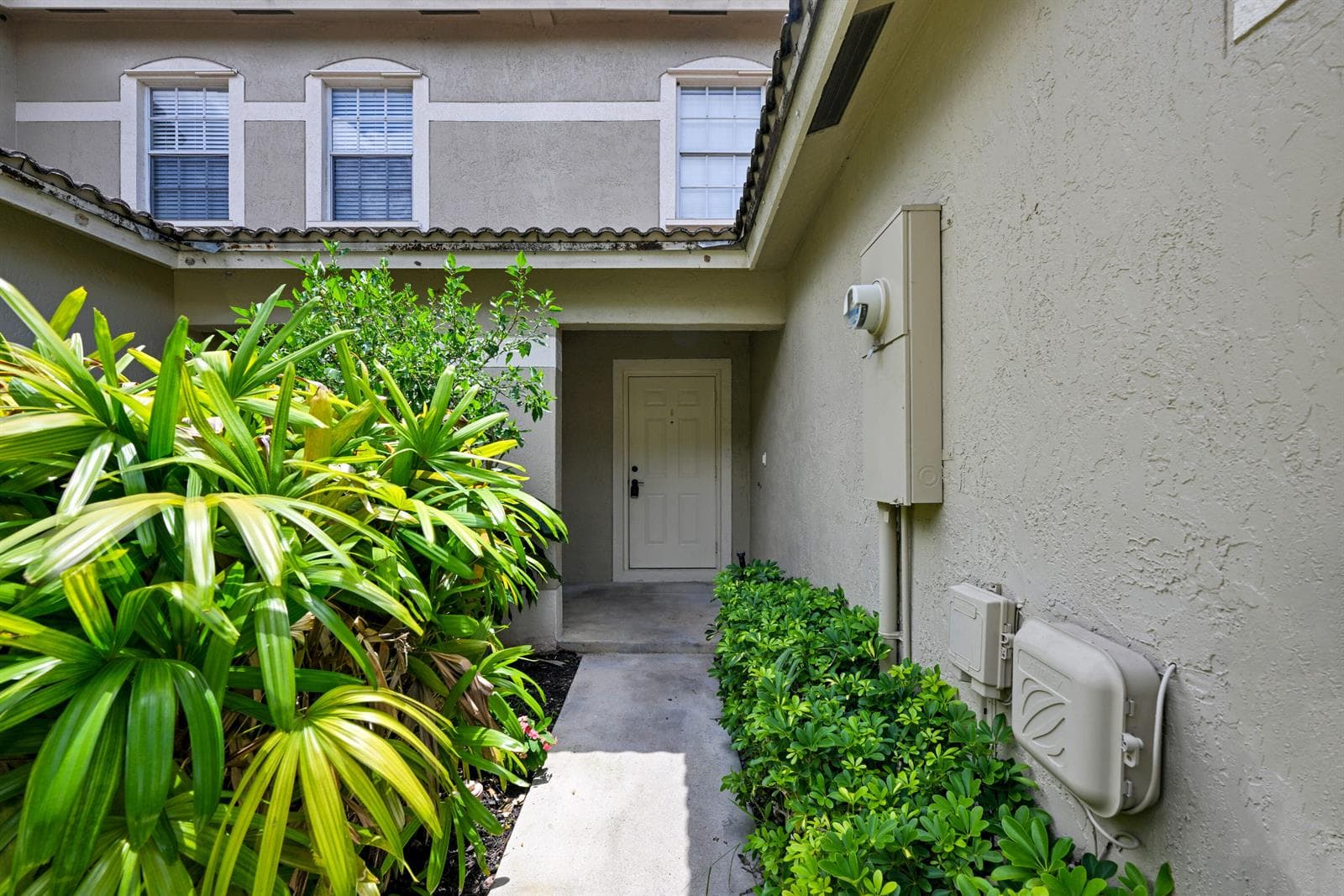 8658 S SOUTHGATE SHORES Circle, Tamarac FL 33321 photo 2