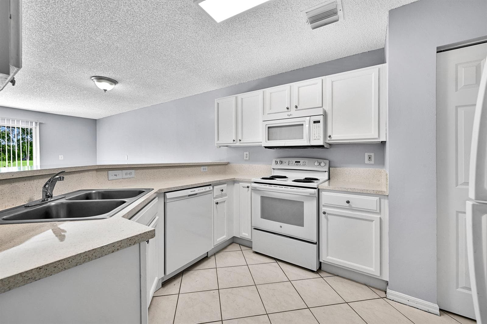 8658 S SOUTHGATE SHORES Circle, Tamarac FL 33321 photo 4
