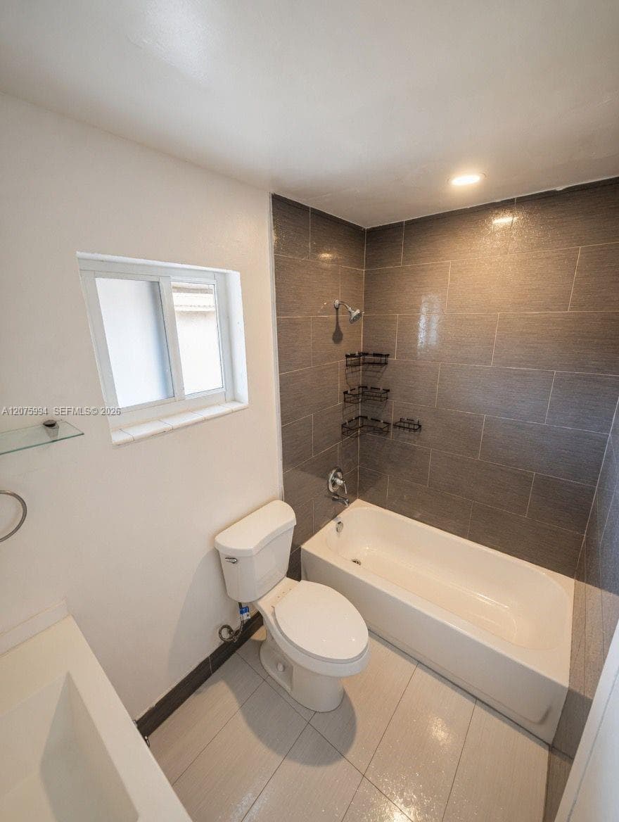 6850 W 14th Ct # B17, Hialeah FL 33014 photo 2