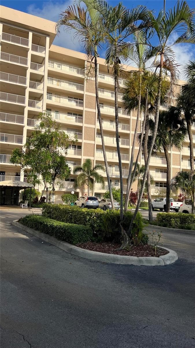 2751 N Palm Aire Dr # 502, Pompano Beach FL 33069
