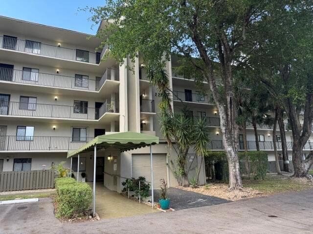 2209 S CYPRESS BEND Drive # 104, Pompano Beach FL 33069