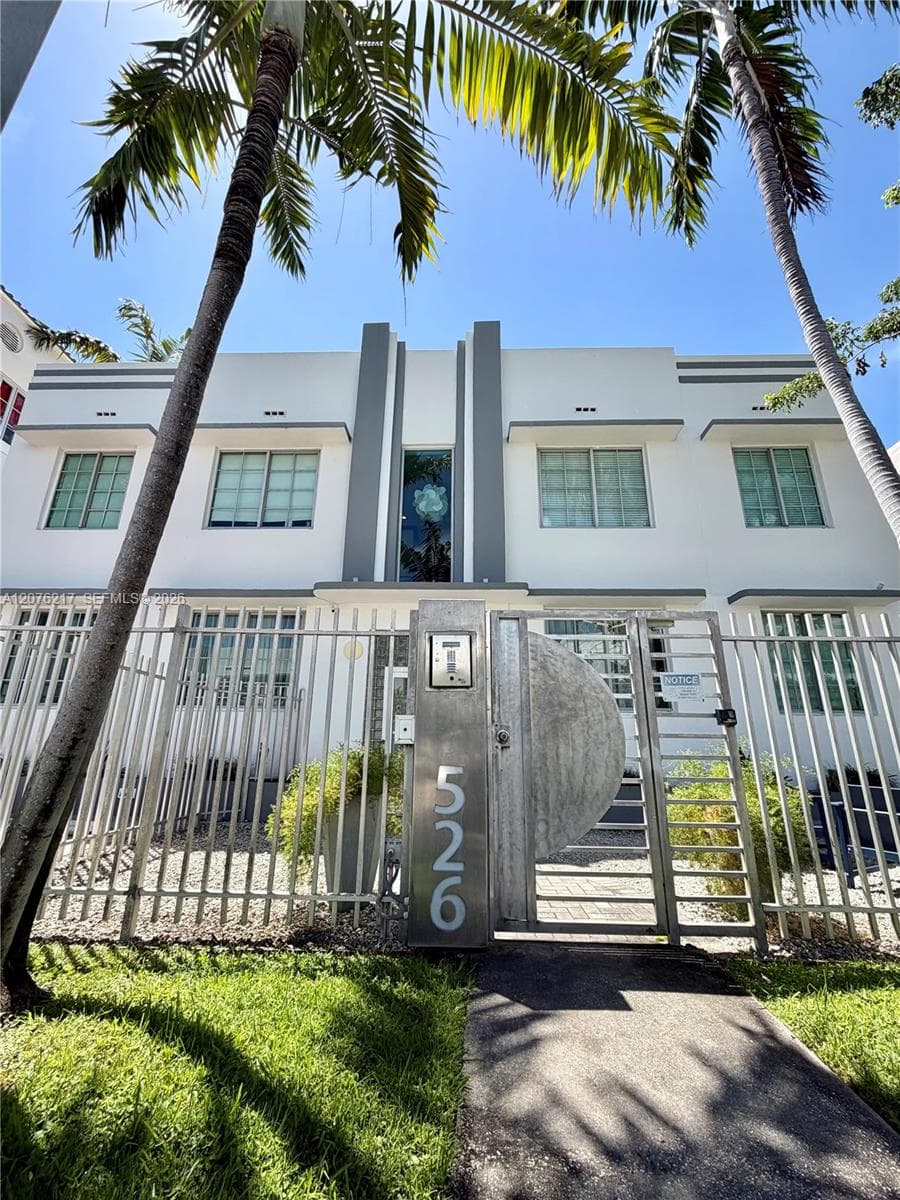 526 15th St # 12, Miami Beach, FL 33139 photo 2