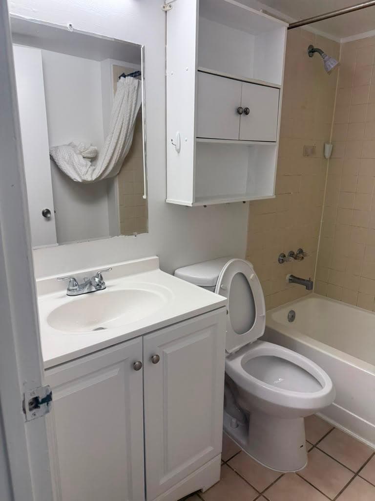 300 PALM Circle W # 204, Pembroke Pines, FL 33025 photo 3