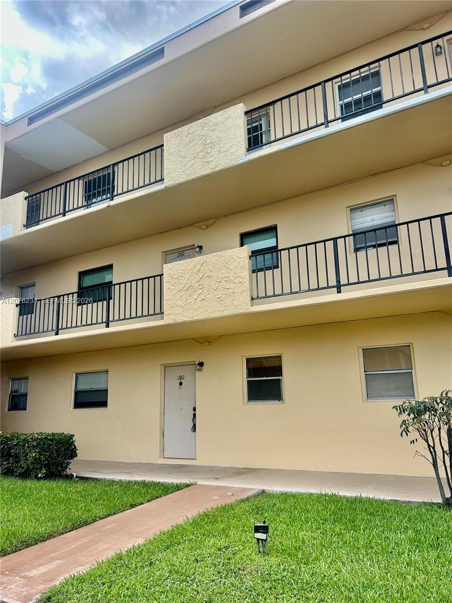 201 Berkley Rd # 102, Hollywood, FL 33024 photo 2