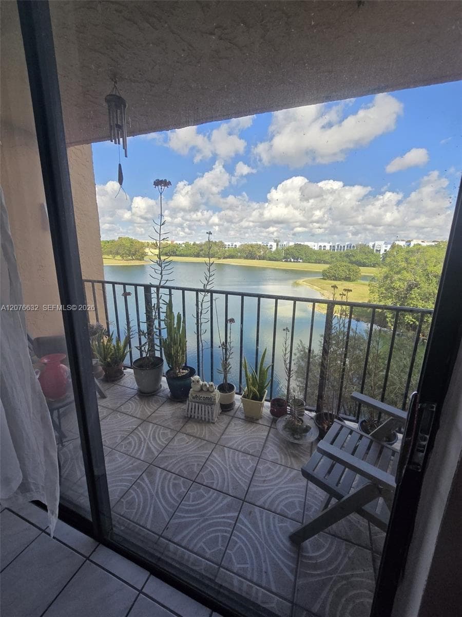 9688 Fontainebleau Blvd # 409, Miami, FL 33172 photo 3