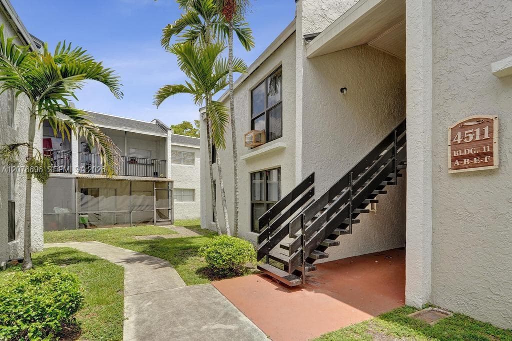 4511 Treehouse Ln # B, Tamarac, FL 33319 photo 2