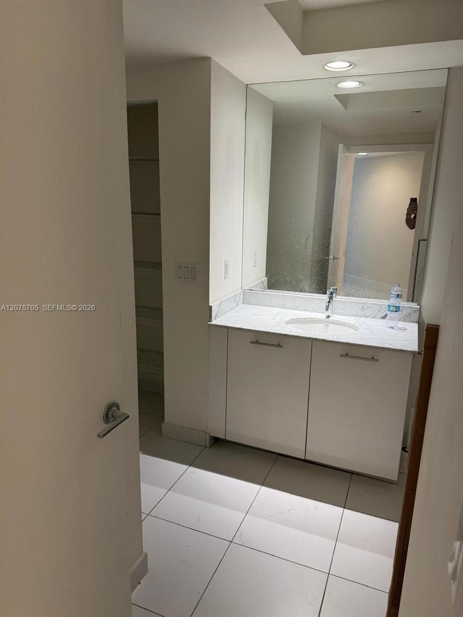 500 Brickell Ave # 3210, Miami, FL 33131 photo 2