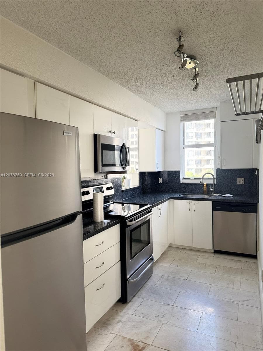 770 CLAUGHTON ISLAND DR # 601, Miami, FL 33131 photo 2