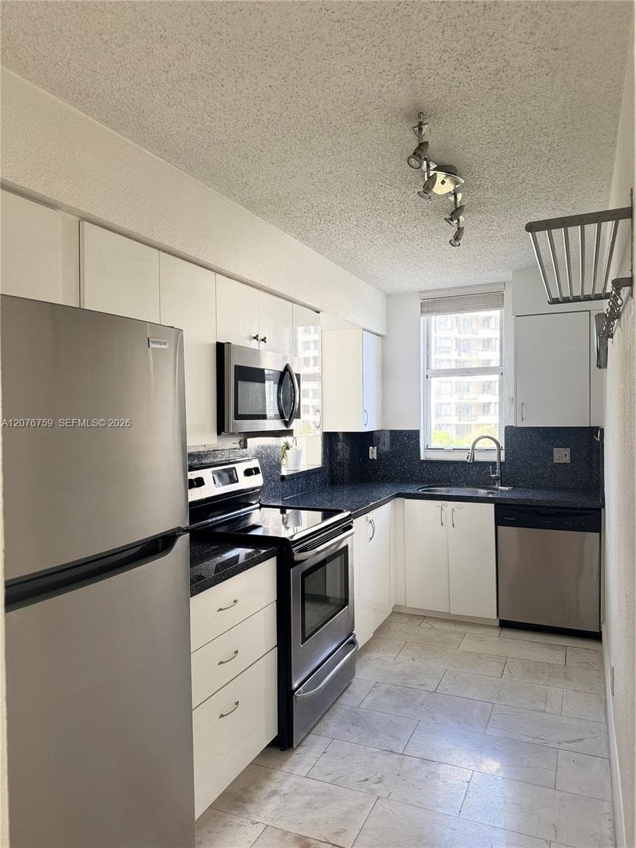 770 CLAUGHTON ISLAND DR # 601, Miami, FL 33131 photo 3