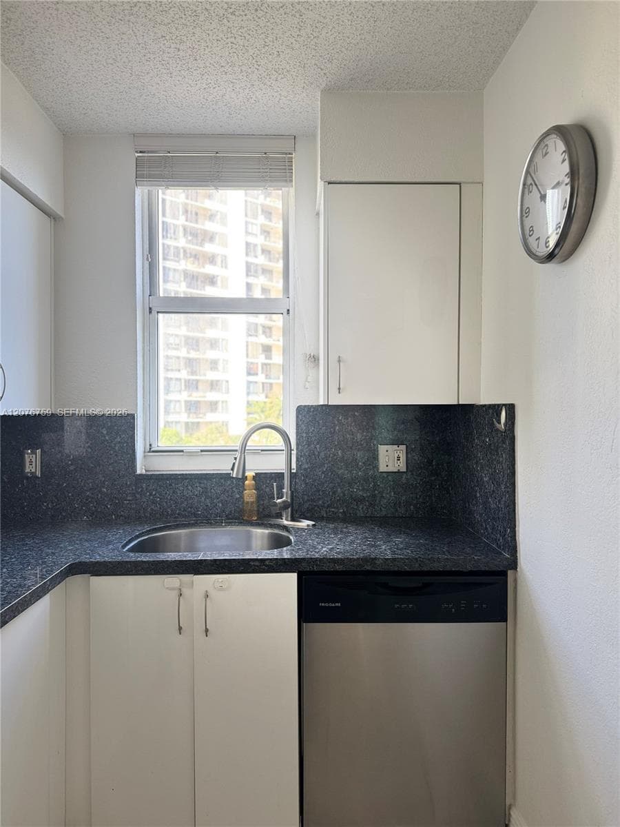 770 CLAUGHTON ISLAND DR # 601, Miami, FL 33131 photo 4