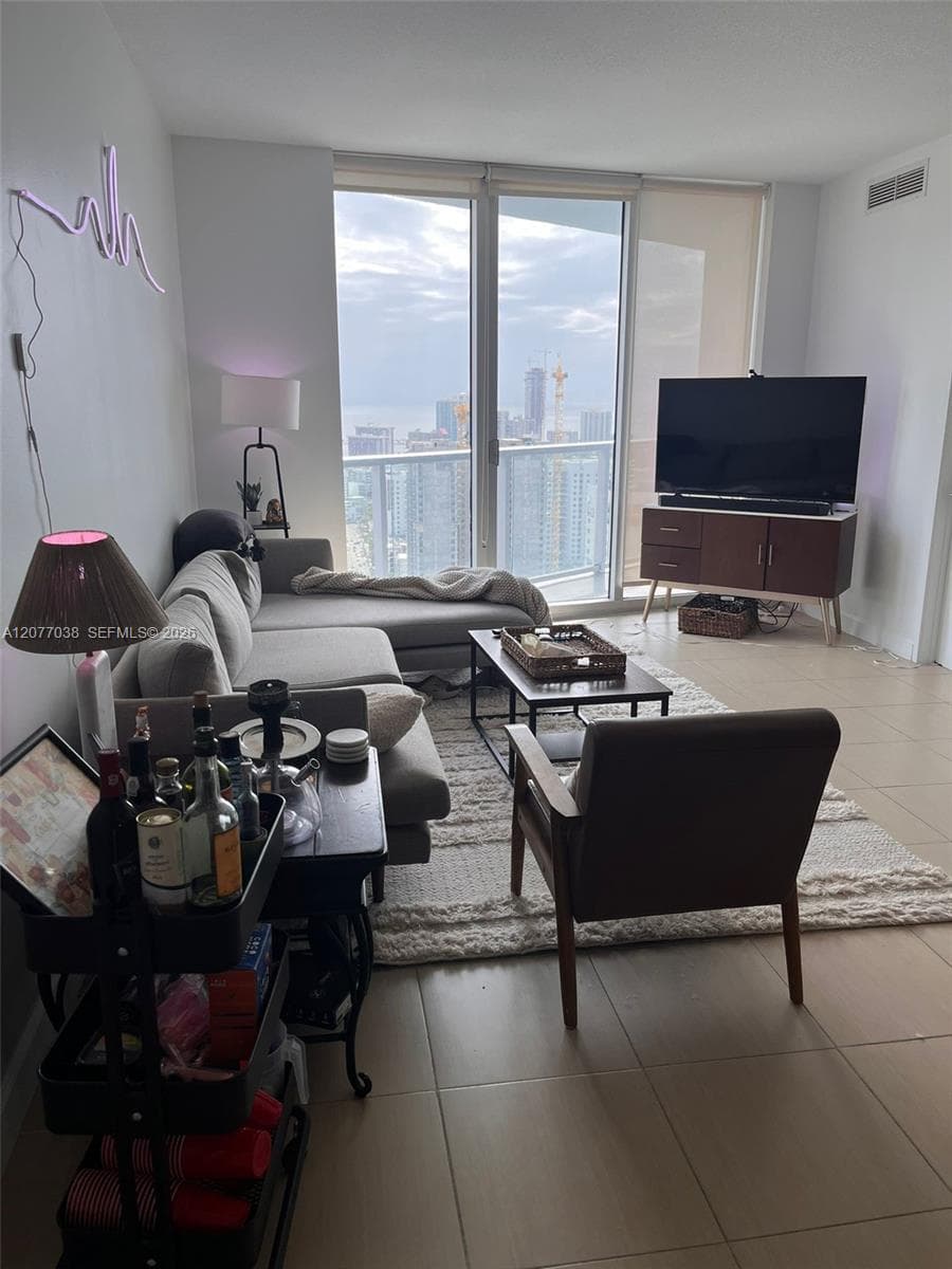 185 SW 7th St # 3702, Miami, FL 33130 photo 2