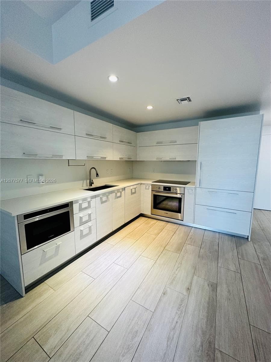 45 SW 9th St # 1202, Miami, FL 33130 photo 2