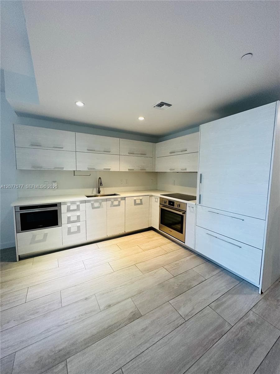 45 SW 9th St # 1202, Miami, FL 33130