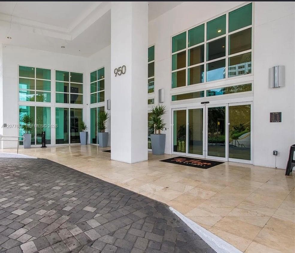 950 Brickell Bay Dr # 902, Miami, FL 33131 photo 2
