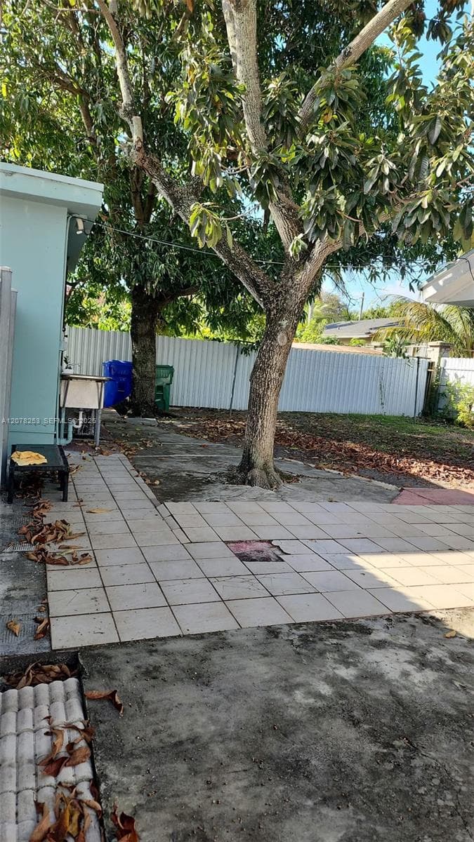 120 NW 18th Ave, Miami, FL 33125 photo 2