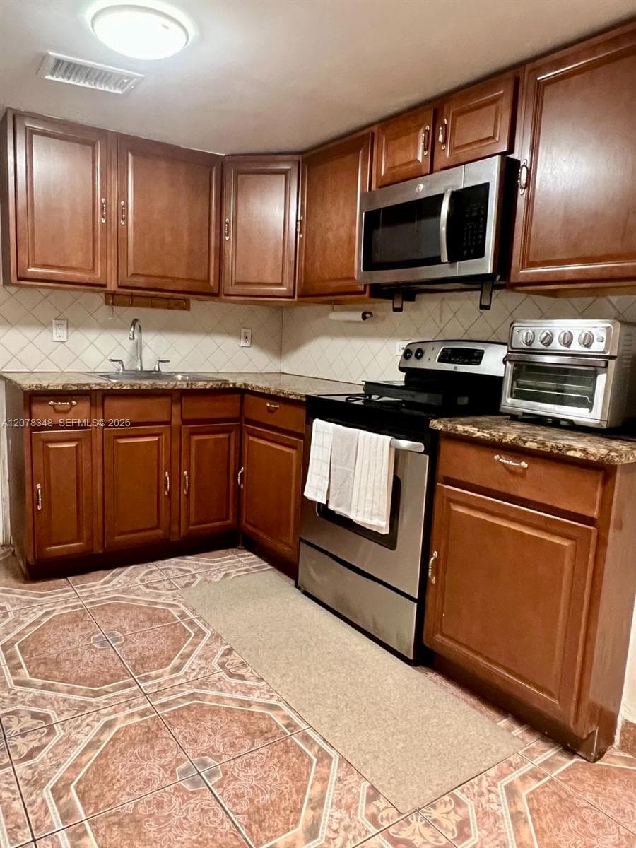 6725 N Miami Ave, Miami, FL 33150 photo 3