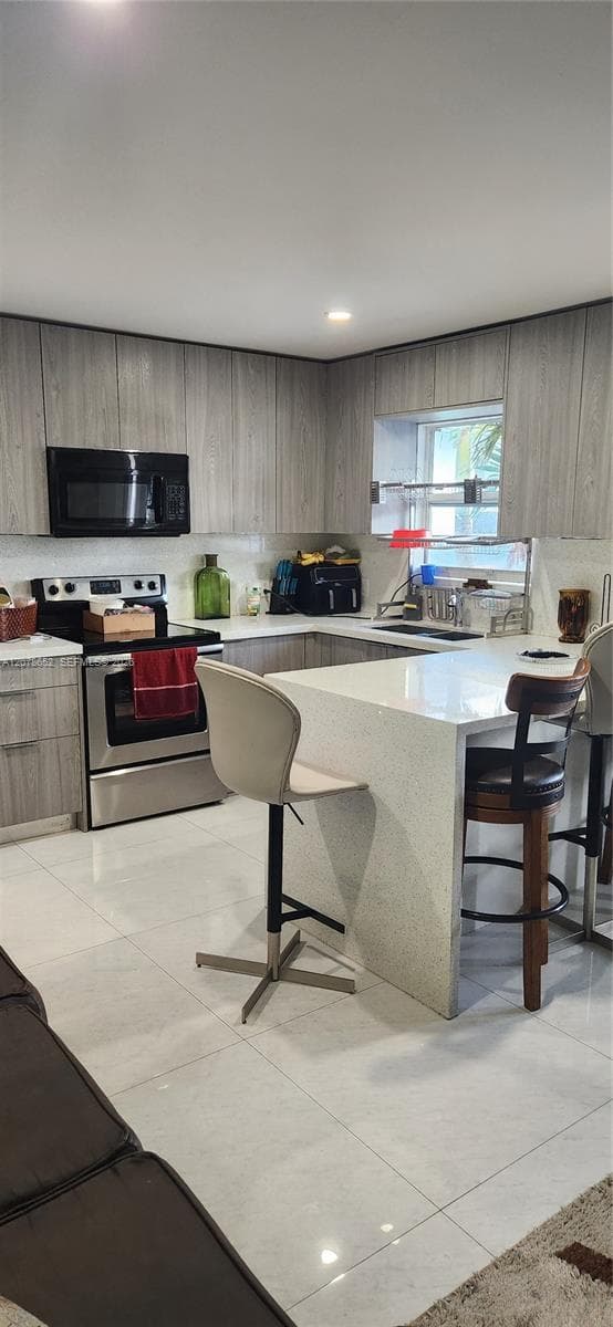 150 NW 17th Ct, Miami, FL 33125 photo 4