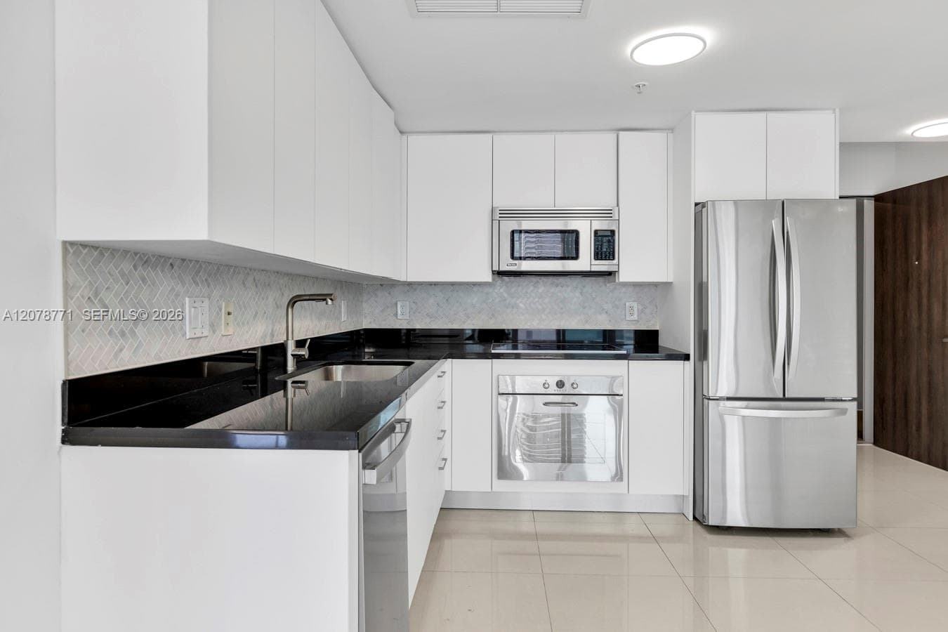 92 SW 3rd St # 1403, Miami, FL 33130 photo 5