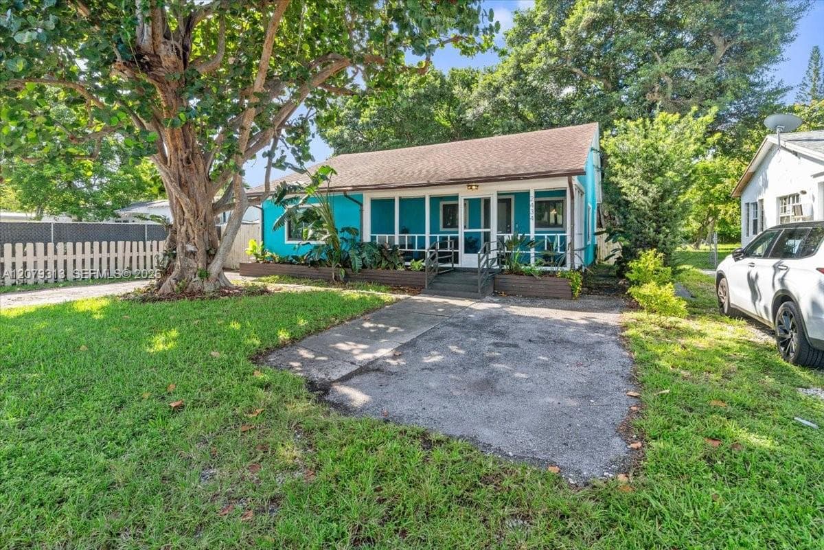 2434 Lincoln St, Hollywood, FL 33020 photo 2