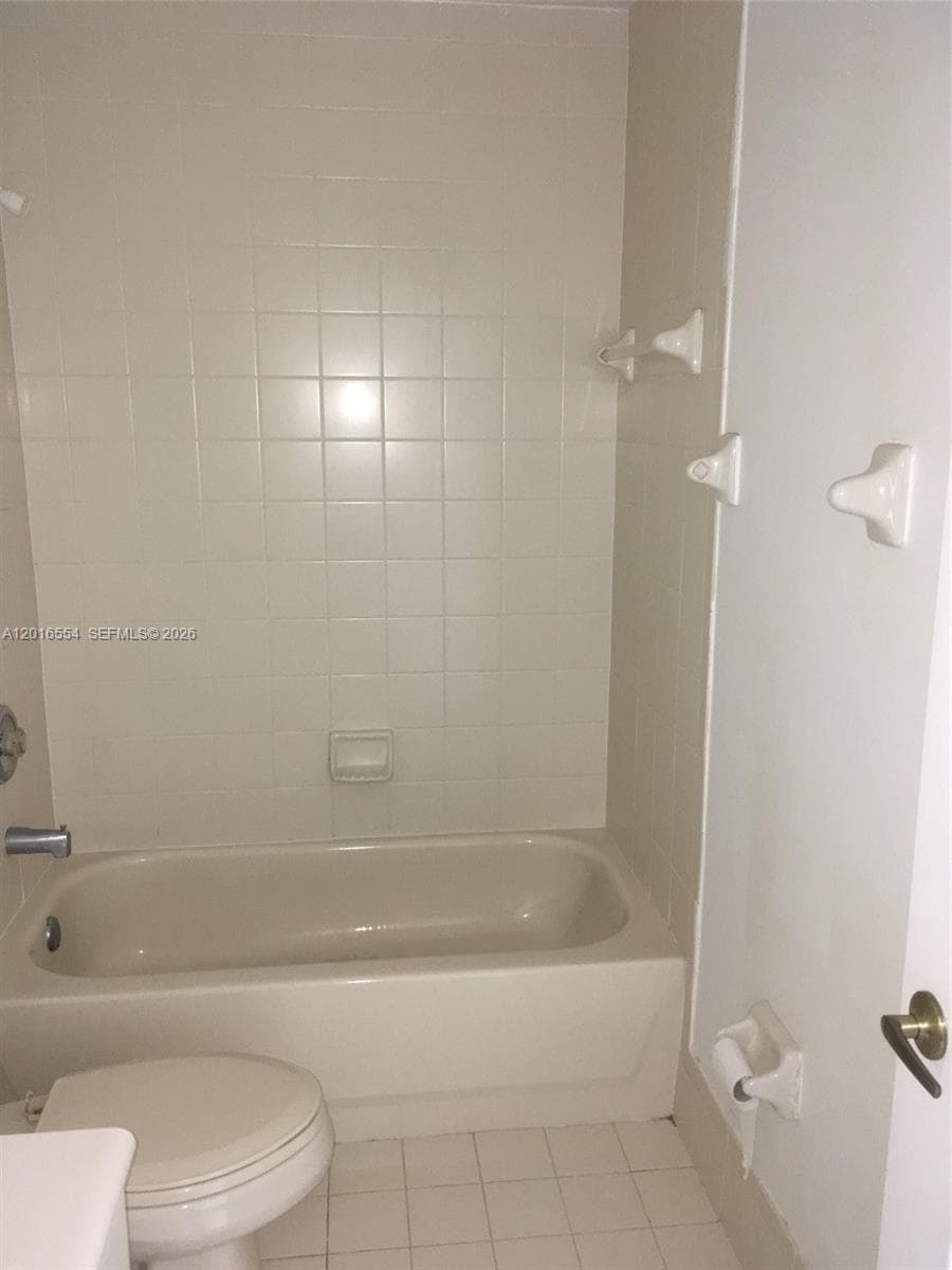 7100 NW 177th St # 202-14, Hialeah FL 33015