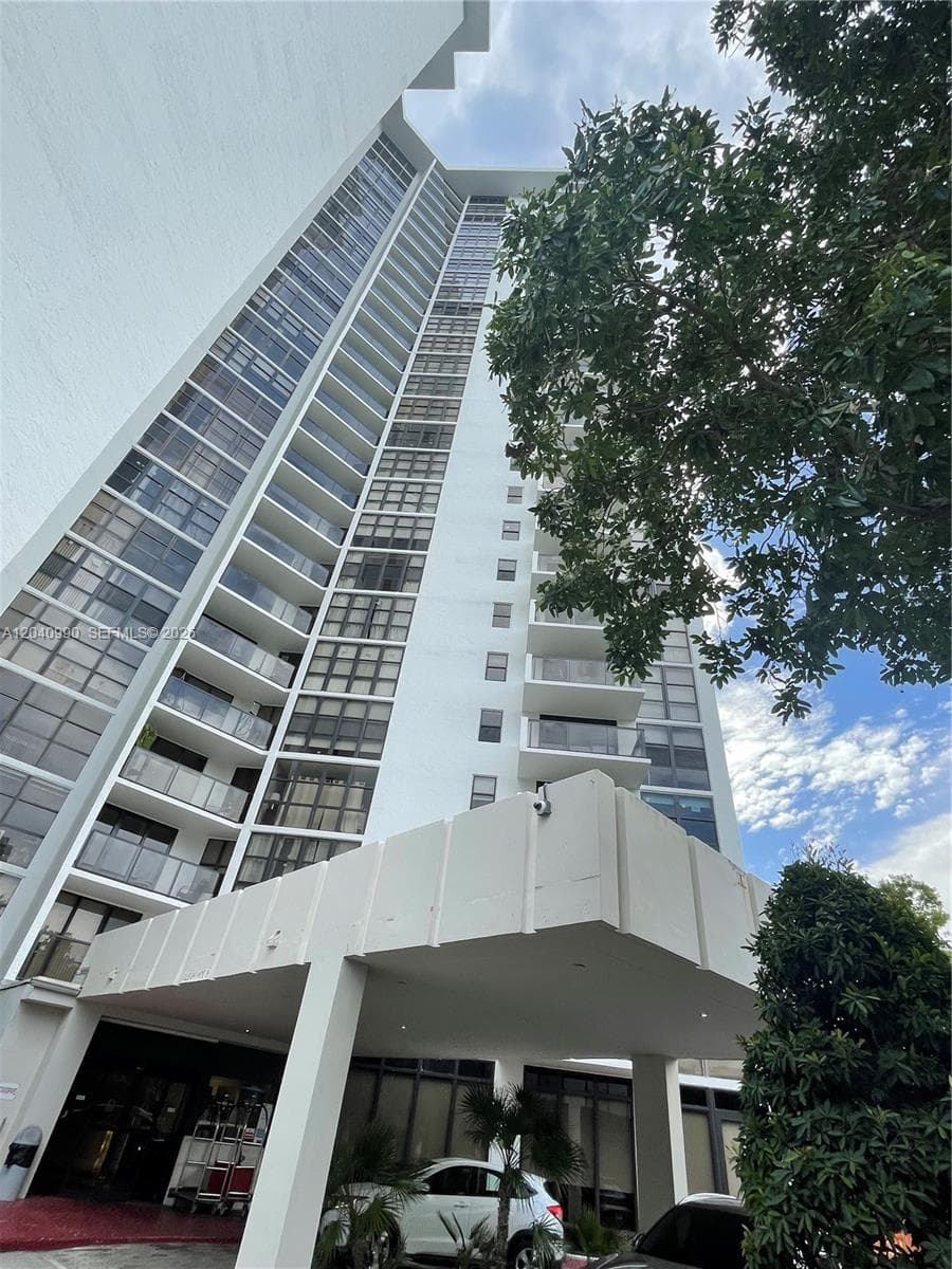 18181 NE 31st ct # 305, Aventura FL 33160
