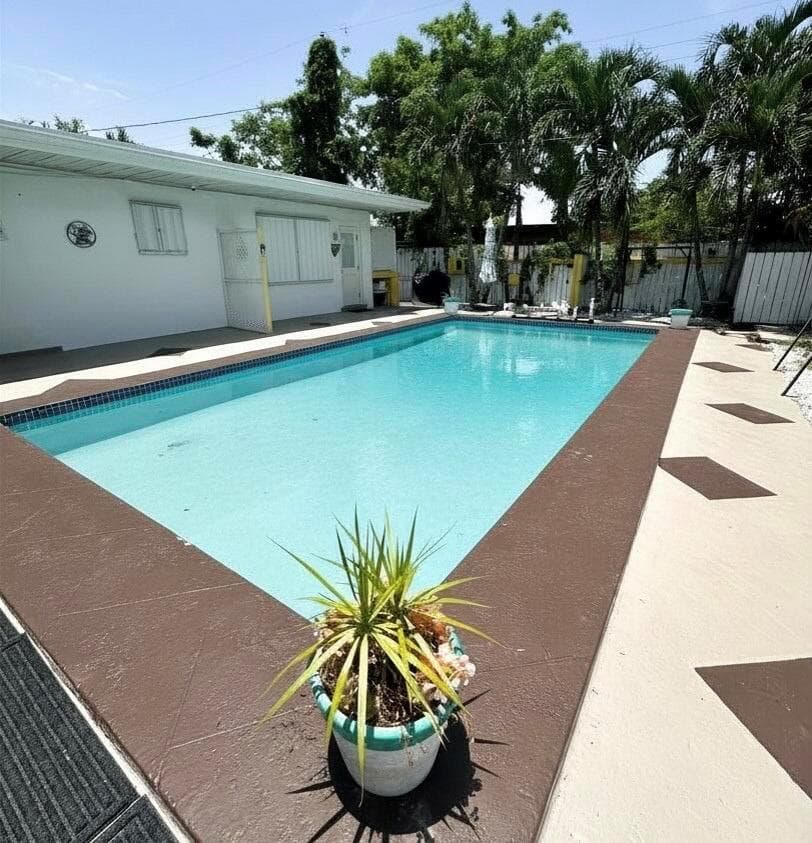 825 NE 6th Street # 2, Hallandale Beach FL 33009